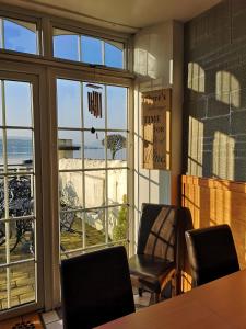Habitación con mesa, sillas y ventana en Summer's Bay en Rothesay