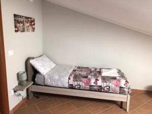 ein kleines Bett in einem Zimmer mit einer Treppe in der Unterkunft The Godfather Apartment in Fiumefreddo di Sicilia