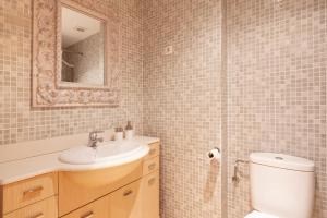 A bathroom at Apartment Beach Front Canet