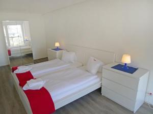 Habitación pequeña con 2 camas y 2 lámparas en Apartment BHMS City Campus by Interhome, en Lucerna