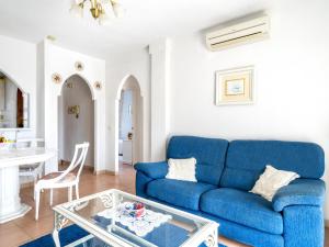 un soggiorno con divano blu e tavolo di Apartment Imperial Puerto-2 by Interhome a Torremolinos
