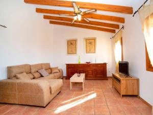 ein Wohnzimmer mit Couch und Fernseher in der Unterkunft Holiday Home Vicent by Interhome in Serrallonga