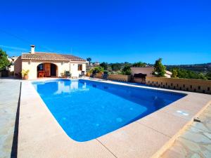 ein Swimmingpool vor einem Haus in der Unterkunft Holiday Home Vicent by Interhome in Serrallonga
