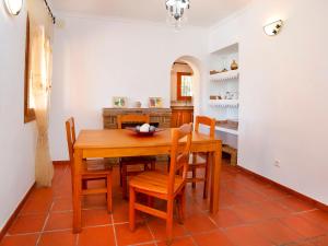ein Esszimmer mit einem Holztisch und Stühlen in der Unterkunft Holiday Home Vicent by Interhome in Serrallonga + 19 Fotos