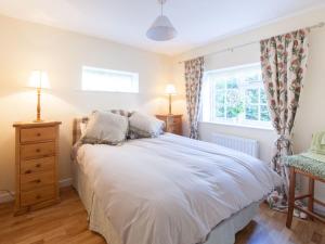 a bedroom with a bed and a window at Holiday Home The Carriage House by Interhome in Worton