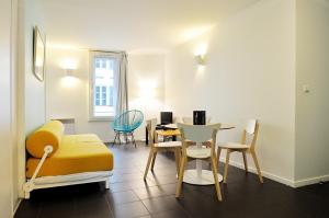 Cette chambre comprend une table, des chaises et un lit. dans l'établissement Temporesidence Chateauneuf, à Bayonne