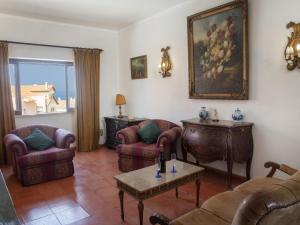 ein Wohnzimmer mit Sofas und einem Wandgemälde in der Unterkunft Villa Vila Hortencia by Interhome in Ericeira