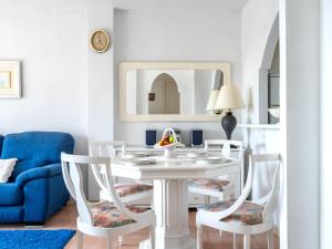 tavolo bianco da pranzo con 2 sedie e uno specchio di Apartment Imperial Puerto-2 by Interhome a Torremolinos
