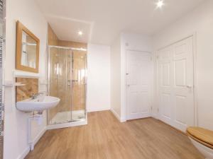 a bathroom with a shower and a sink at Holiday Home The Carriage House by Interhome in Worton