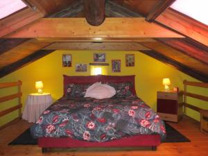 a bedroom with a large bed in a attic at La casetta nel cortile in Turin