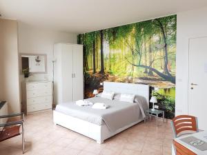 sypialnia z łóżkiem i obrazem na ścianie w obiekcie Home Suite Home w mieście Cavaion Veronese