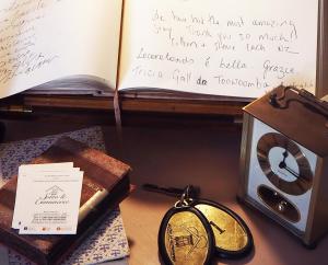 una mesa con un libro y un reloj y un llavero en Albergo Diffuso Sotto le Cummerse en Locorotondo