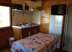 Köök või kööginurk majutusasutuses Les Bungalows les Vanilliers, Sud Sauvage avec piscine