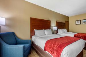 Postel nebo postele na pokoji v ubytování Comfort Inn & Suites + 32 fotografií