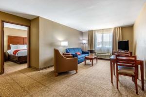 Postel nebo postele na pokoji v ubytování Comfort Inn & Suites
