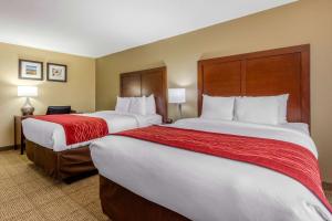 Postel nebo postele na pokoji v ubytování Comfort Inn & Suites