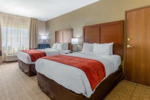 Postel nebo postele na pokoji v ubytování Comfort Inn & Suites