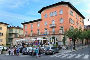 eine Gruppe von Personen, die vor einem Gebäude stehen in der Unterkunft Albergo Roma in Borgo Val di Taro