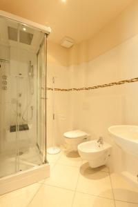 ボルゴ・ヴァル・ディ・ターロにあるAlbergo Romaのバスルーム(シャワー、トイレ、シンク付)