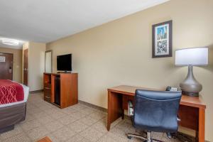 TV a/nebo společenská místnost v ubytování Comfort Inn & Suites