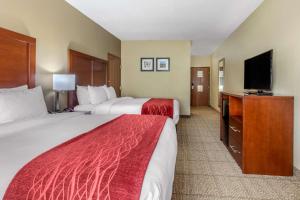 Postel nebo postele na pokoji v ubytování Comfort Inn & Suites