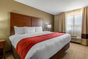 Postel nebo postele na pokoji v ubytování Comfort Inn & Suites