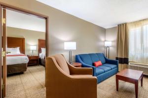 Postel nebo postele na pokoji v ubytování Comfort Inn & Suites