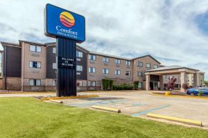 Comfort Inn & Suites في ماكومب: علامة الفندق أمام المبنى