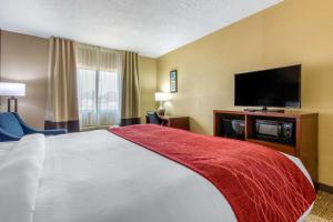 Postel nebo postele na pokoji v ubytování Comfort Inn & Suites