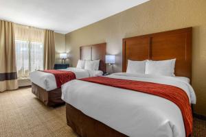 Postel nebo postele na pokoji v ubytování Comfort Inn & Suites