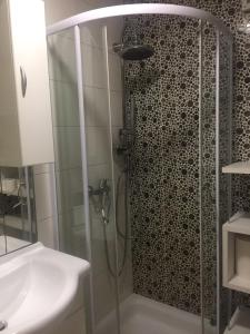 y baño con ducha y lavamanos. en Apartment Red Square, en Liubliana