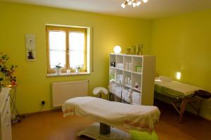 a hospital room with a bed and a window at Ferienwohnung Zebrowski in Zandt