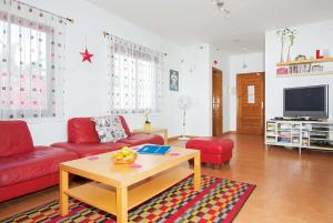 プラヤ・ブランカにあるCasa Solaceのリビングルーム(赤いソファ、コーヒーテーブル付)