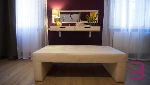 a bedroom with a bed and a desk at InVerve Hostel in Timişoara