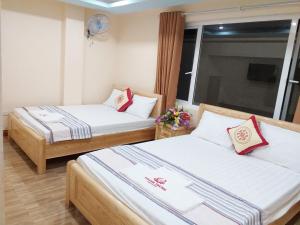 A bed or beds in a room at Thanh Trung Hotel