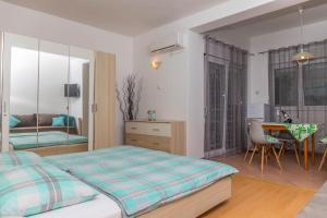 Ein Bett oder Betten in einem Zimmer der Unterkunft Apartments Zorica