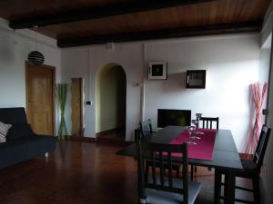 een woonkamer met een tafel en een bank bij L'Attichetto di Zagarolo in Zagarolo