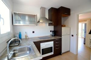 a kitchen with a sink and a stove at GAMMA 4 in L'Estartit