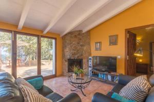 sala de estar con sofá y chimenea en Valldemossa - 281388, en Valldemossa