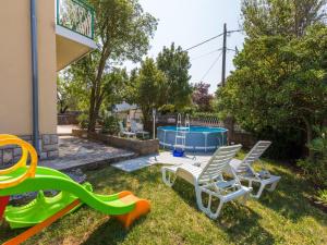 Bazén v ubytování Apartments Ksenija nebo v jeho okolí