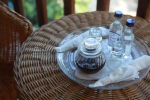 a table with bottles and glasses on a wicker table at Guesthouse Xenioti in Tsagarada