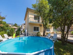 Bazén v ubytování Apartments Ksenija nebo v jeho okolí
