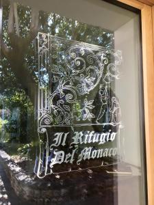 a window display of a chair in a store window at Il Rifugio del Monaco in Cividale del Friuli
