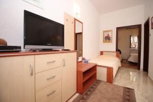 Televízia a/alebo spoločenská miestnosť v ubytovaní Apartments IVONA 2