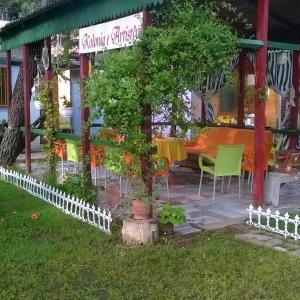un restaurante con mesa y sillas en un patio en kolonia e artistave, en Velipojë