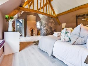 1 dormitorio con 1 cama y chimenea en Westerleigh Cottage, en Cheltenham