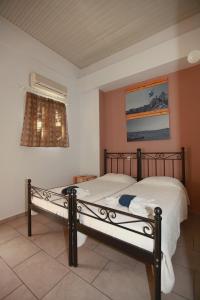1 dormitorio con 1 cama en una habitación en Oikeion, en Ermoupoli