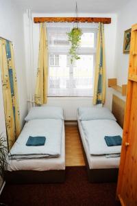- 2 lits dans une chambre avec fenêtre dans l'établissement Apartmán v centru, à Havlíčkův Brod