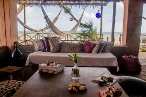 sala de estar con sofá y vistas al océano en Na Beira do Mar Pousada, en Prea