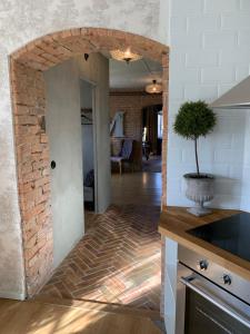 uma cozinha com uma parede de tijolos e um corredor em The Piano Shop em Gränna